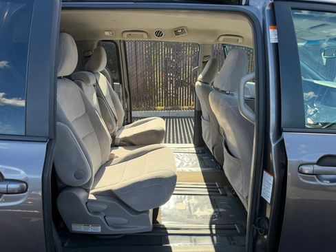 Used 2017 Toyota Sienna LE FWD image 13