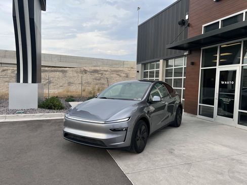 Used 2026 Tesla Model Y Long Range RWD image 3
