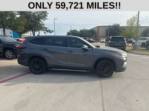 Used 2022 Toyota Highlander LE FWD image 2
