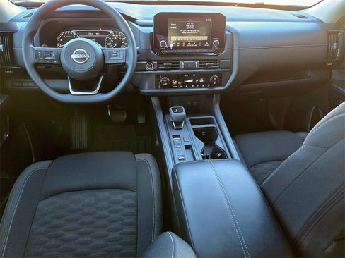 Used 2023 Nissan Pathfinder S image 12