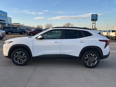 Used 2025 Chevrolet Trax LT image 1