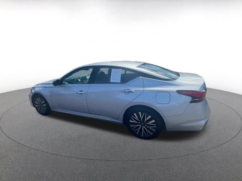 Used 2025 Nissan Altima 2.5 SV FWD image 9
