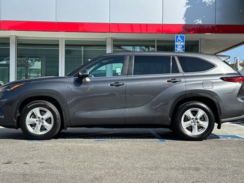 Used 2023 Toyota Highlander LE AWD/4WD image 7