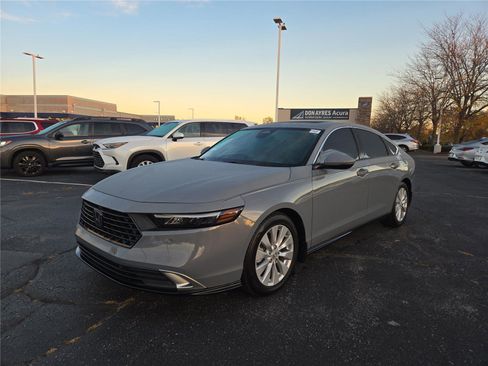 Used 2023 Honda Accord Touring image 2