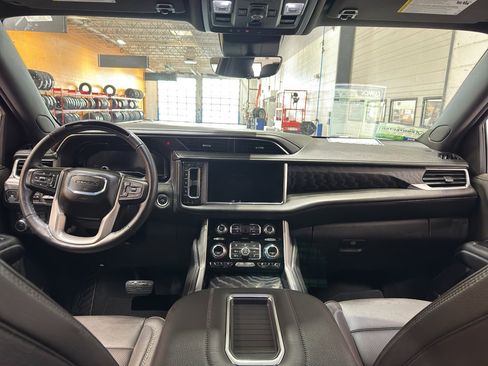 Used 2024 GMC Yukon XL Denali w/ Advanced Technology Package image 19