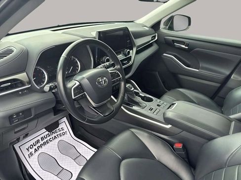 Used 2023 Toyota Highlander XLE image 9