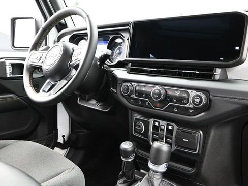 Used 2025 Jeep Wrangler Unlimited Sahara AWD/4WD image 15