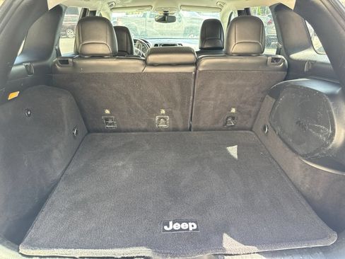 Used 2019 Jeep Cherokee Overland w/ Technology Group AWD/4WD image 14