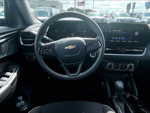 Used 2025 Chevrolet TrailBlazer LT AWD/4WD image 5