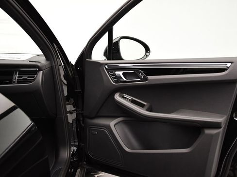 Used 2025 Porsche Macan image 46