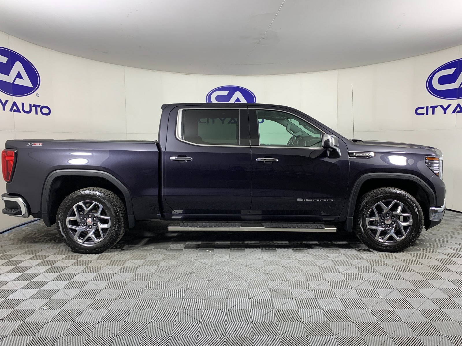 Used 2022 GMC Sierra 1500 SLT AWD/4WD image 2