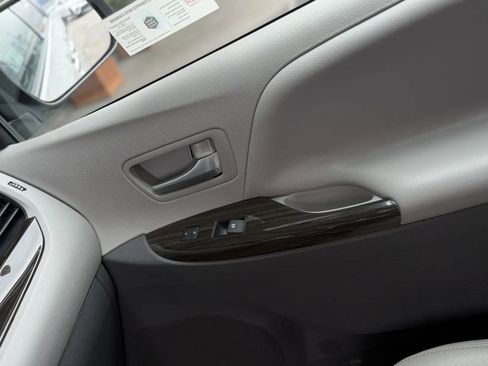 Used 2019 Toyota Sienna XLE w/ XLE Navigation Package FWD image 39