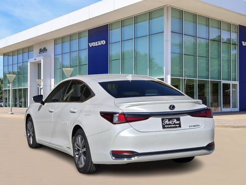 Used 2020 Lexus ES 300h w/ Premium Package image 4