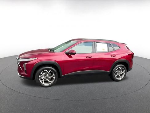 Used 2025 Chevrolet Trax LT w/ LT Convenience Package FWD image 5