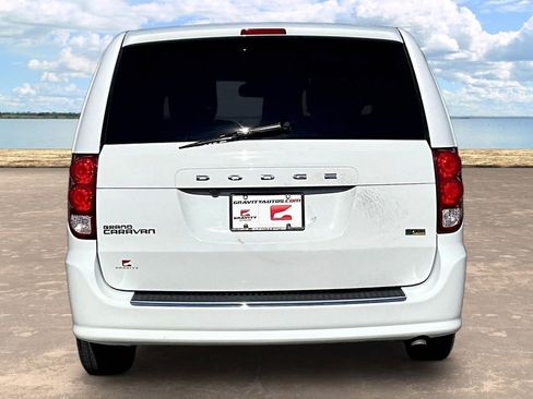 Used 2020 Dodge Grand Caravan SE FWD image 5