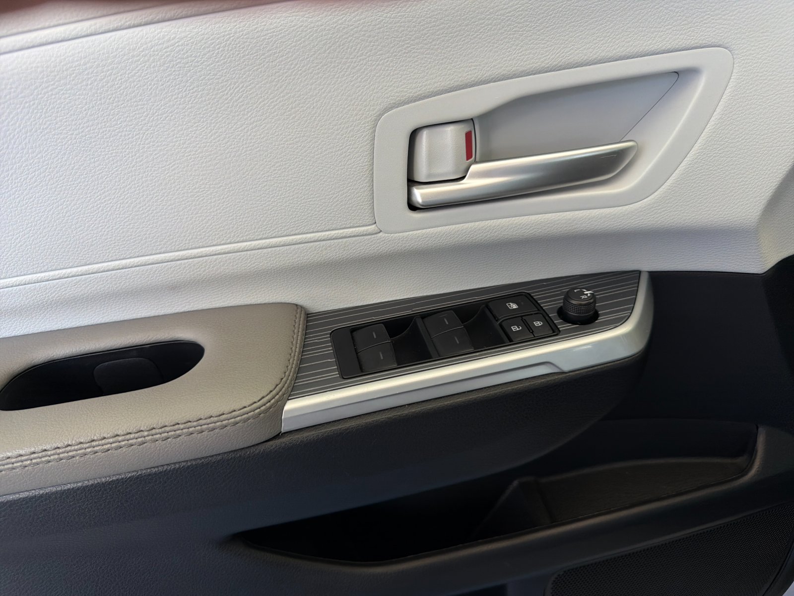 Used 2025 Toyota Sienna XLE w/ XLE Plus Package FWD image 10
