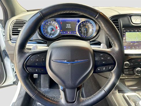 Used 2023 Chrysler 300 C image 12