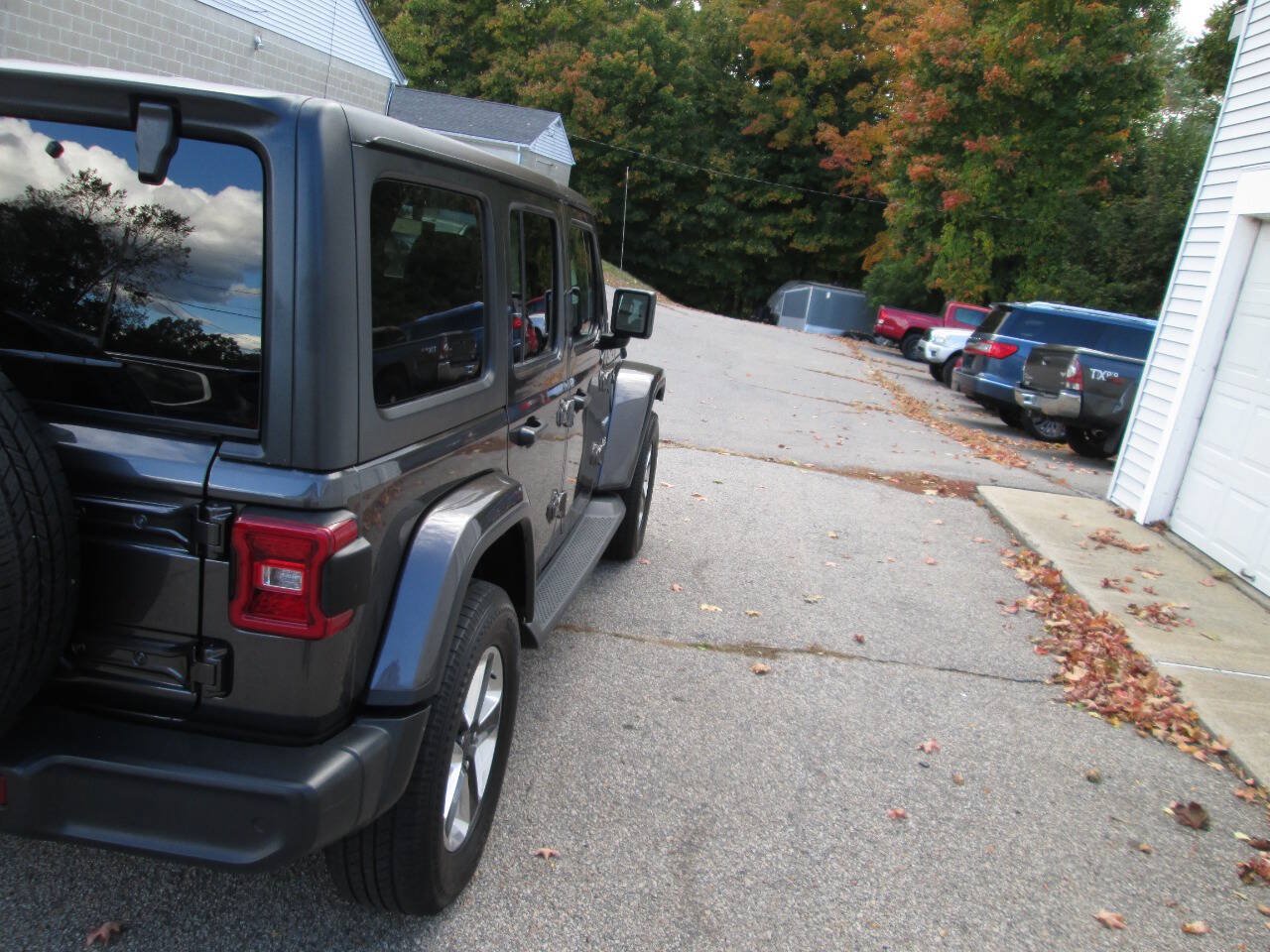 Used 2018 Jeep Wrangler Unlimited Sahara w/ Dual Top Group AWD/4WD image 10