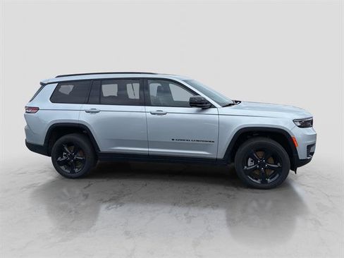 Used 2025 Jeep Grand Cherokee L Altitude image 8