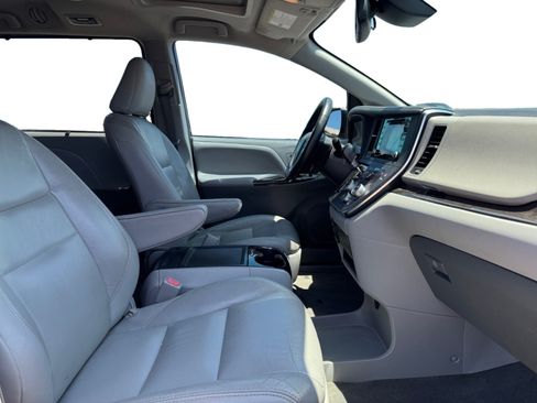 Used 2018 Toyota Sienna XLE w/ XLE Navigation Package FWD image 16