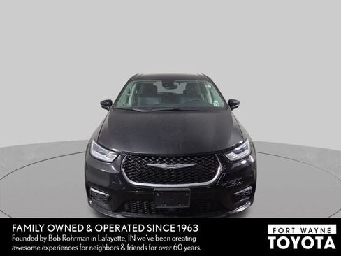 Used 2024 Chrysler Pacifica Touring-L FWD image 3