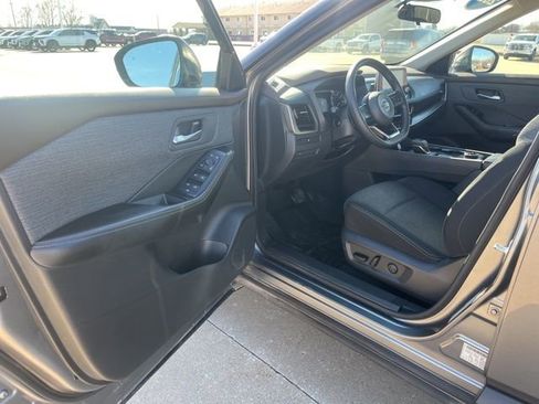 Used 2021 Nissan Rogue SV image 8