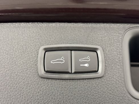 Used 2025 Porsche Macan Turbo AWD/4WD image 33
