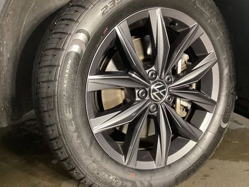 Used 2022 Volkswagen Tiguan SE image 6