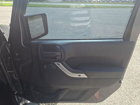 Used 2016 Jeep Wrangler Unlimited Sahara w/ Connectivity Group AWD/4WD image 22