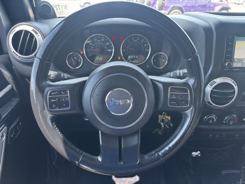 Used 2014 Jeep Wrangler Unlimited Sahara w/ Connectivity Group AWD/4WD image 15