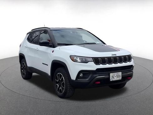 Used 2025 Jeep Compass Trailhawk image 3