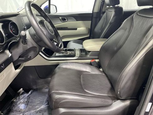 Used 2024 Kia Carnival LX FWD image 12