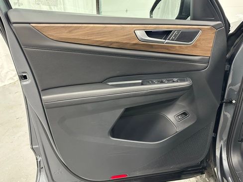 Used 2025 Volkswagen Atlas SE image 8