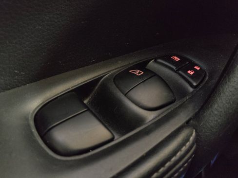 Used 2020 Nissan Rogue S FWD image 27