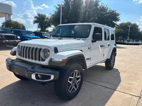 Used 2025 Jeep Wrangler Unlimited Sahara AWD/4WD image 2