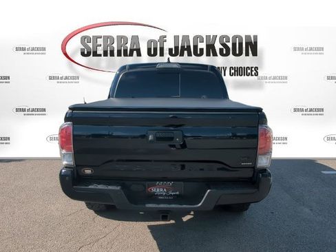 Used 2022 Toyota Tacoma TRD Off-Road w/ TRD Premium Off Road Package AWD/4WD image 8