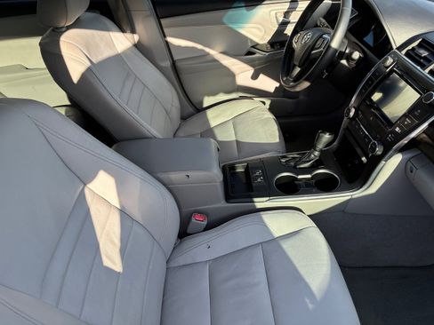 Used 2015 Toyota Camry XLE w/ Moonroof Package FWD image 9