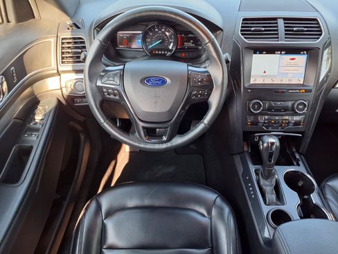 Used 2019 Ford Explorer XLT w/ Equipment Group 202A FWD image 6
