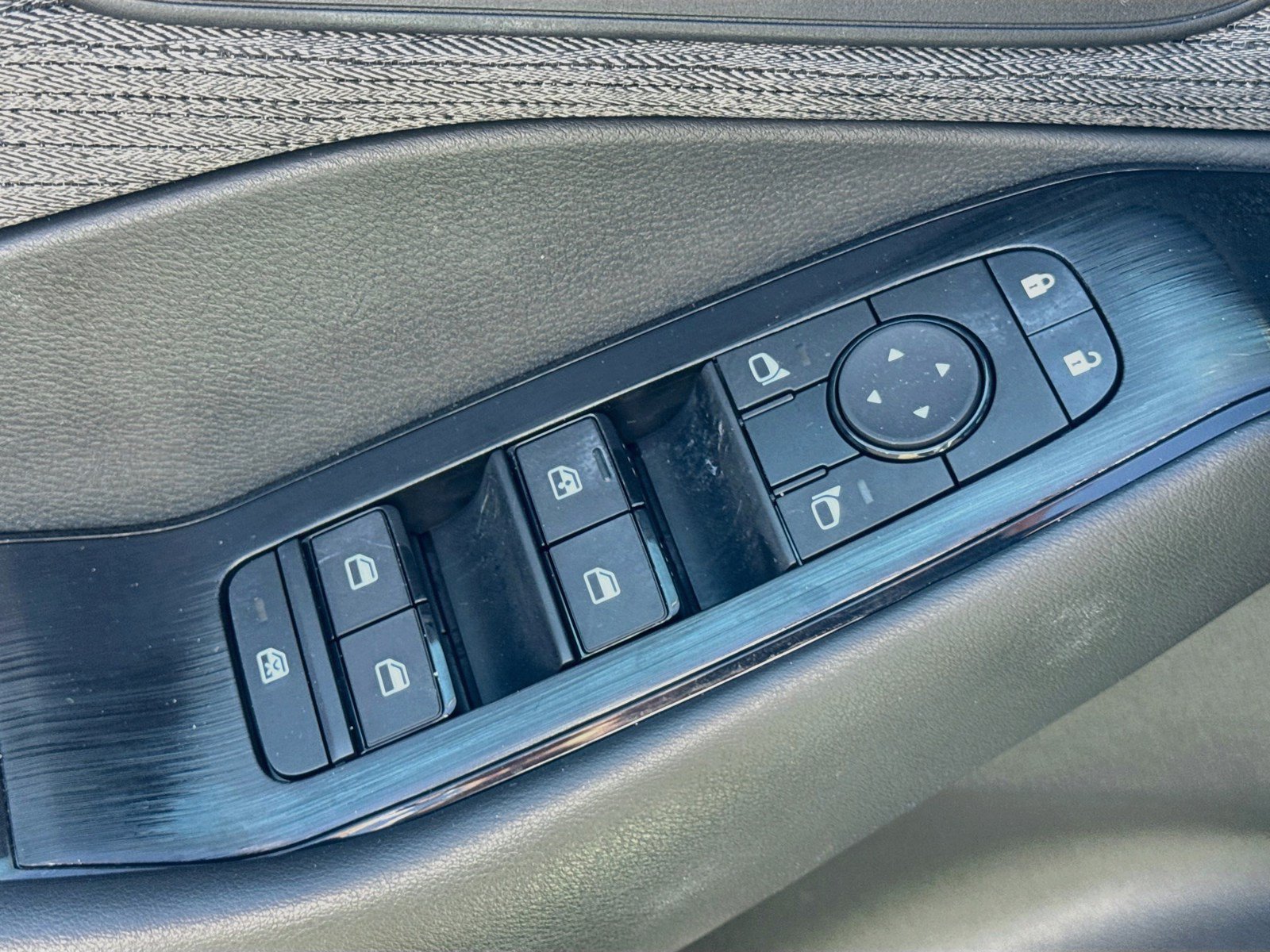 Used 2023 Nissan Rogue S FWD image 18