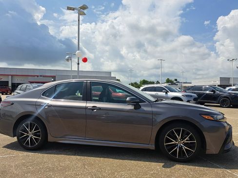 Used 2024 Toyota Camry SE FWD image 3