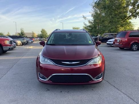 Used 2018 Chrysler Pacifica Touring-L Plus FWD image 2