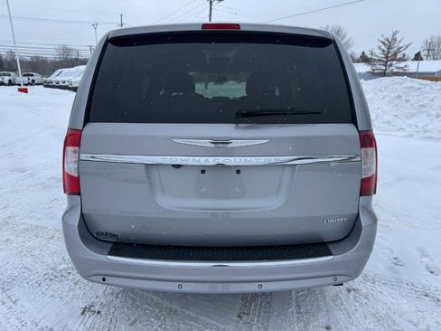 Used 2013 Chrysler Town & Country Limited image 4