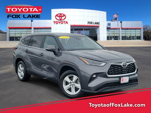 Used 2024 Toyota Highlander LE image 1