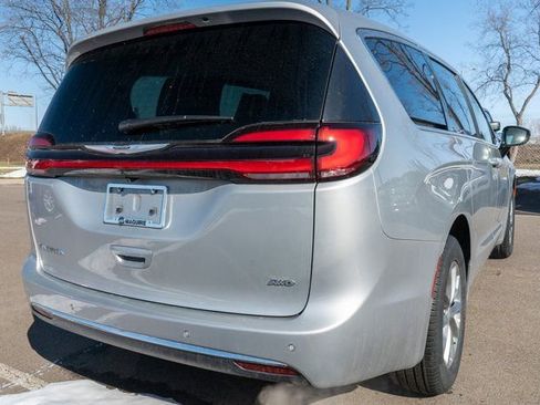 New 2026 Chrysler Pacifica Select image 5