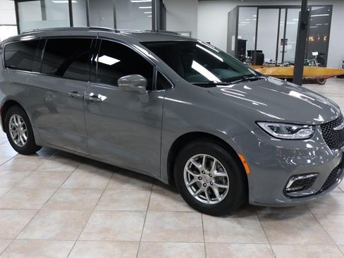 Used 2021 Chrysler Pacifica Touring w/ Cold Weather Group FWD image 7