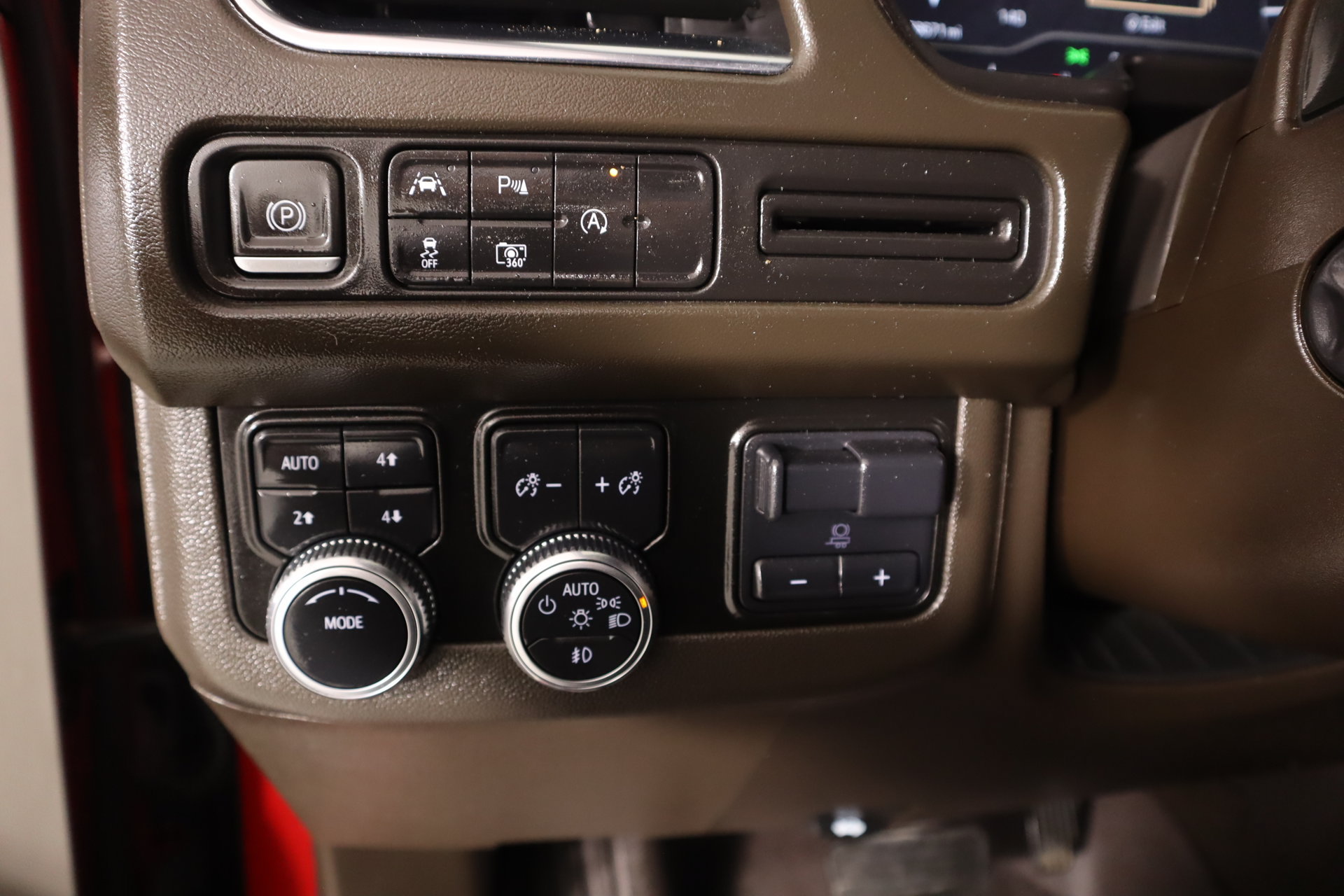 Used 2023 GMC Yukon SLT w/ SLT Premium Package AWD/4WD image 9