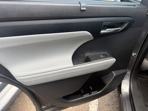 Used 2023 Toyota Highlander XLE image 11