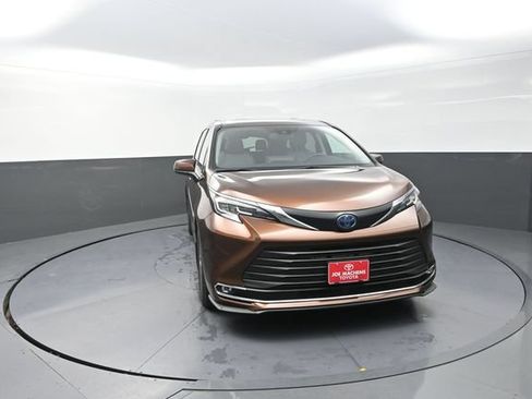 Certified 2022 Toyota Sienna XLE w/ XLE Plus Package AWD/4WD image 35