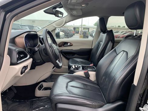 Used 2018 Chrysler Pacifica Touring-L FWD image 4