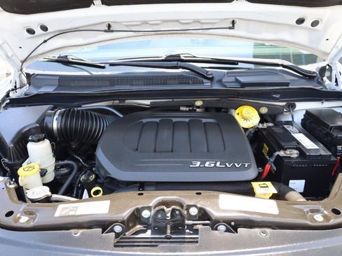 Used 2014 Chrysler Town & Country Touring FWD image 20